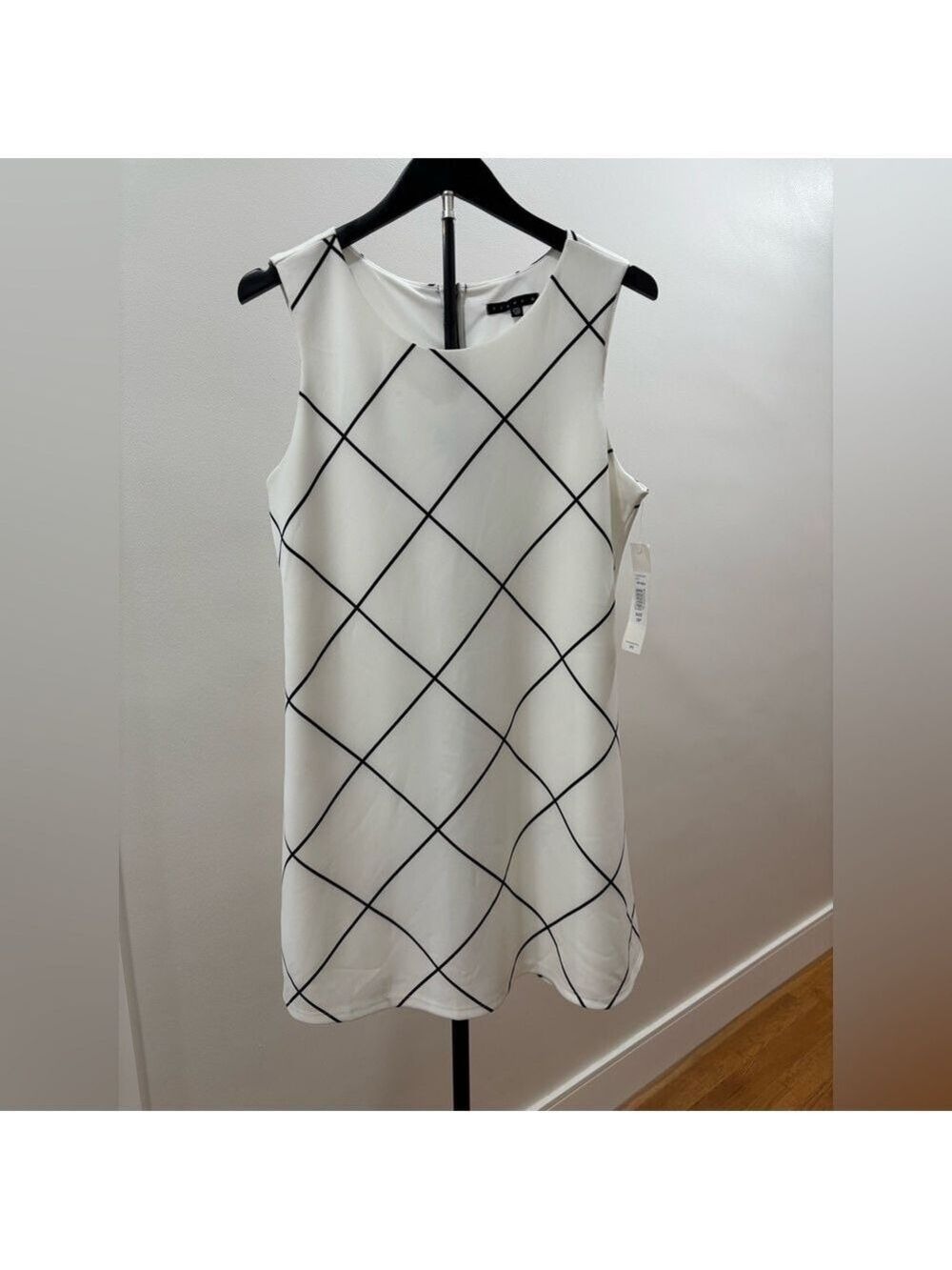 878. NWT! Tiana B. White and Black Geometric Mini Dress